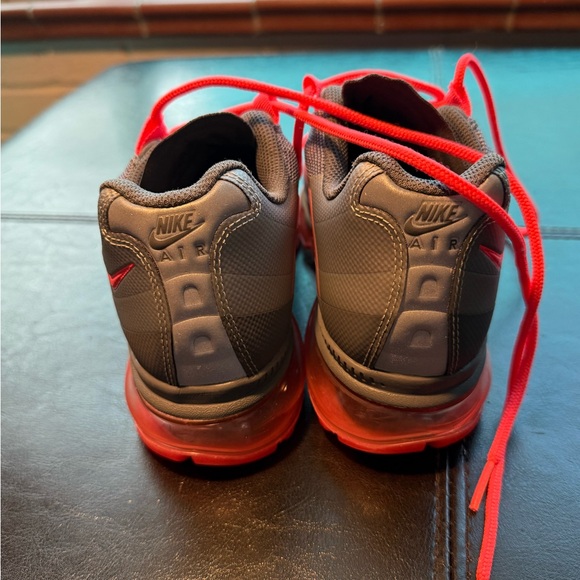 Nike Air Max 95 sneaker in a grey and bright pink/orange colorway women’s Size 7 - Picture 4 of 10